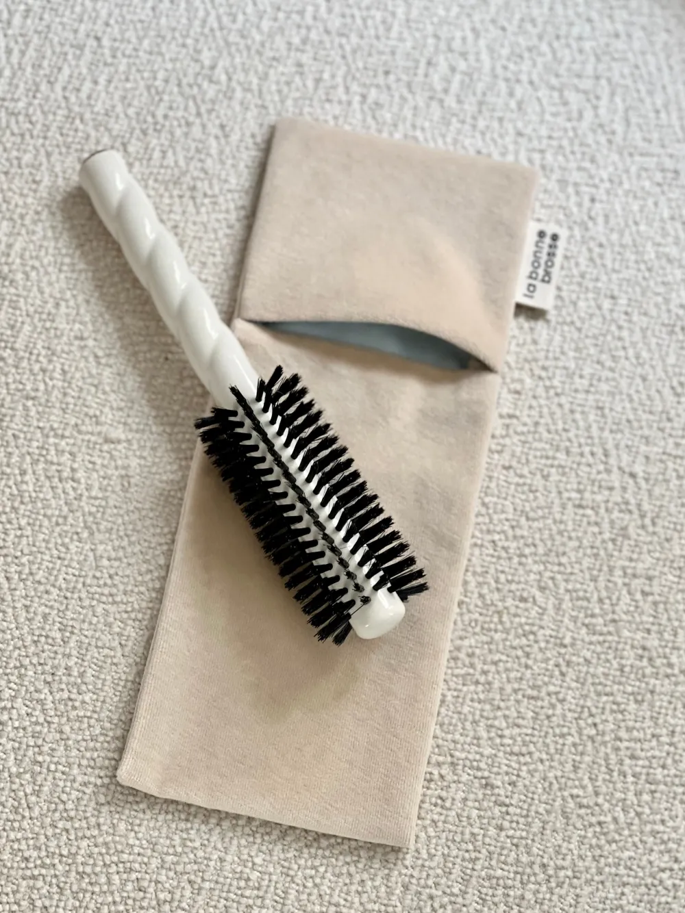 La Bonne Brosse Our Pouches | Our Round Styling Hair Brushes*N.05 Hair Brush’ Round Pouch Creamy White