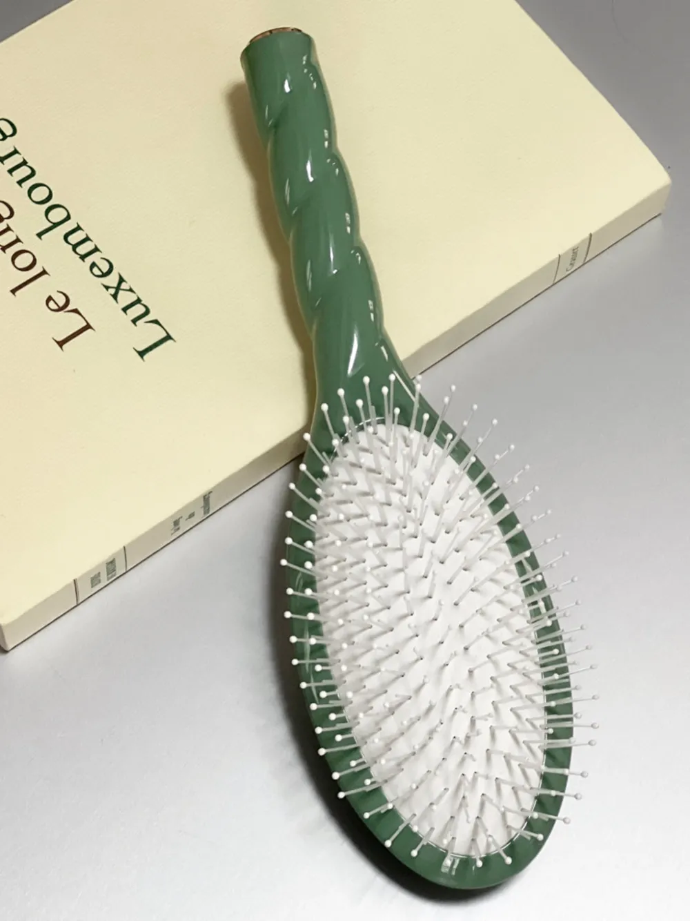 La Bonne Brosse Our Hair Brushes*N.04 The Massaging Detangling Hair Brush Almond Green