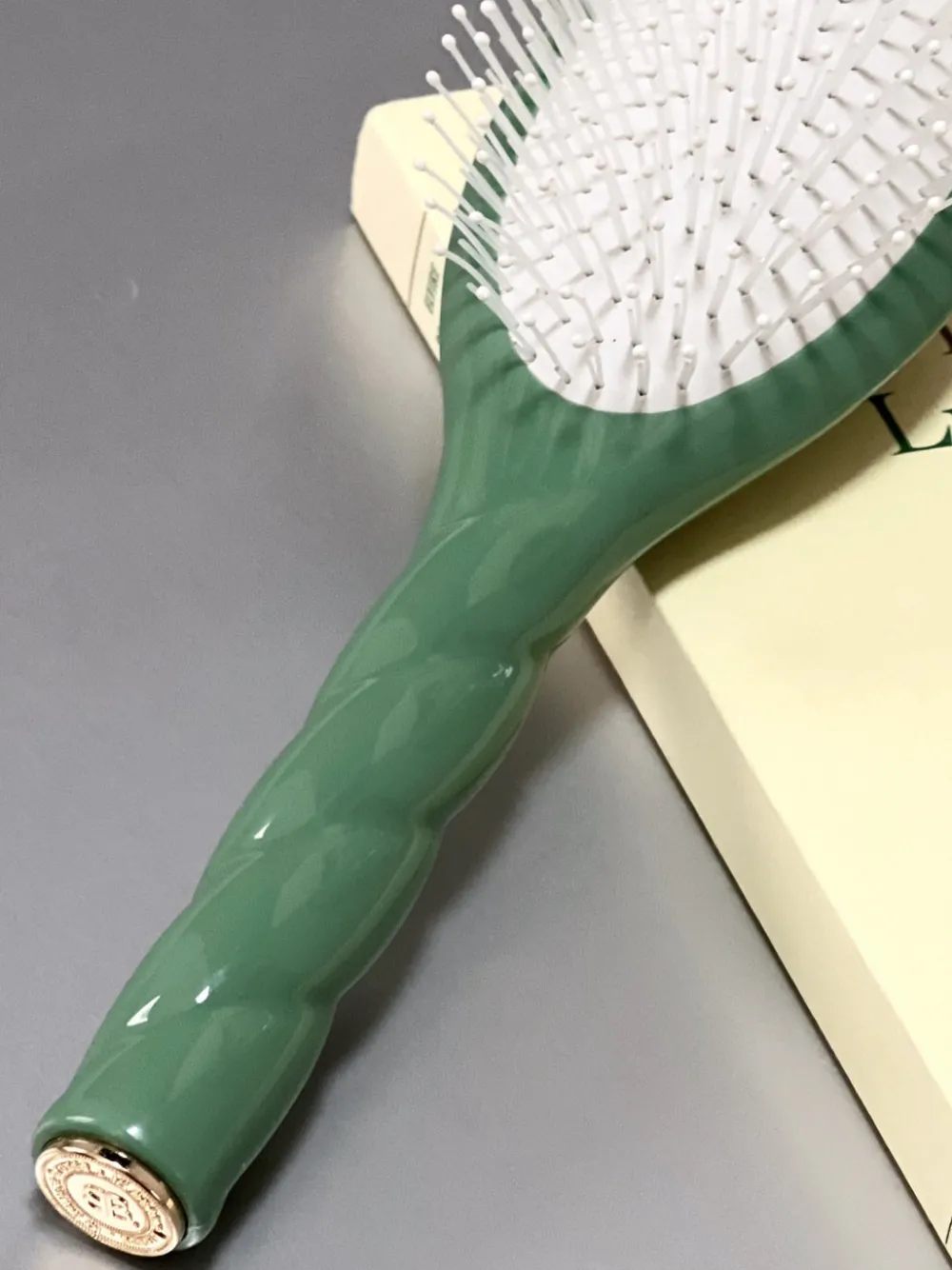 La Bonne Brosse Our Hair Brushes*N.04 The Massaging Detangling Hair Brush Almond Green