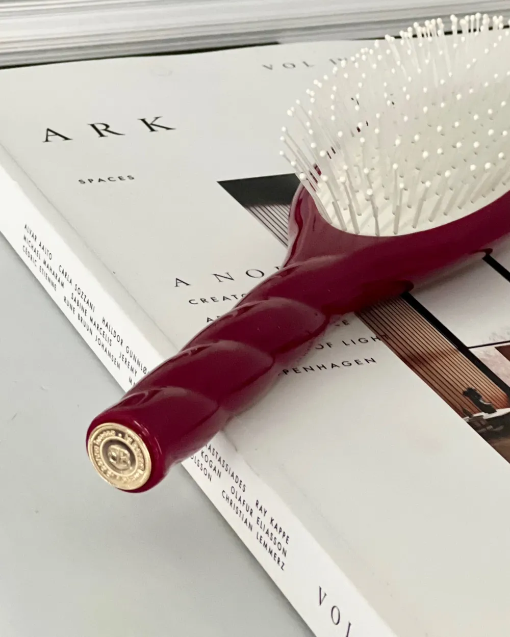 n_the_massaging_detangling_hair_brush_the_miracle_cherry_red_2.webp La Bonne Brosse Our Hair Brushes*N.04 The Massaging Detangling Hair Brush THE MIRACLE Cherry Red