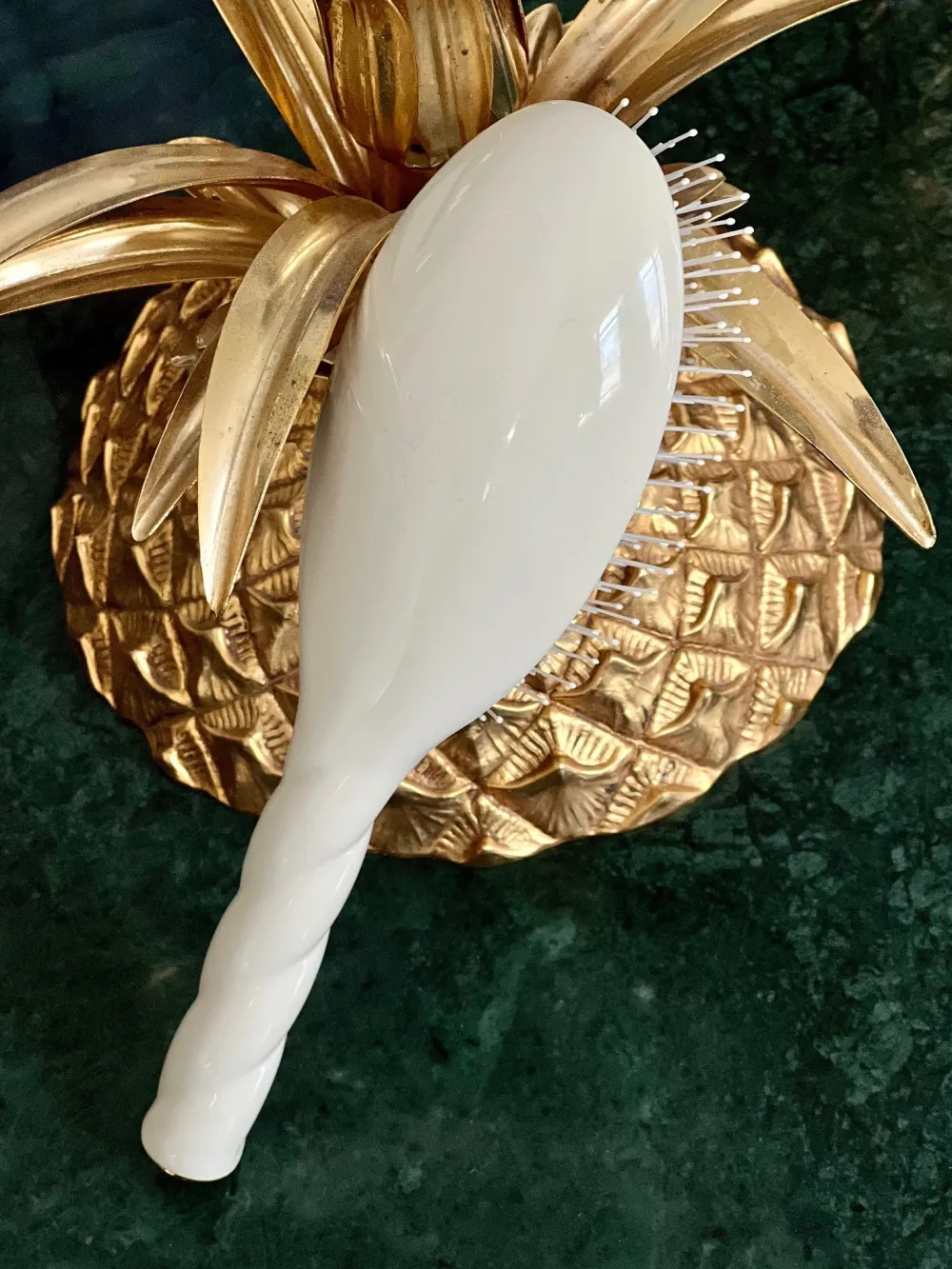 n_the_massaging_detangling_hair_brush_the_miracle_creamy_white_2.webp La Bonne Brosse Our Hair Brushes*N.04 The Massaging Detangling Hair Brush THE MIRACLE Creamy White