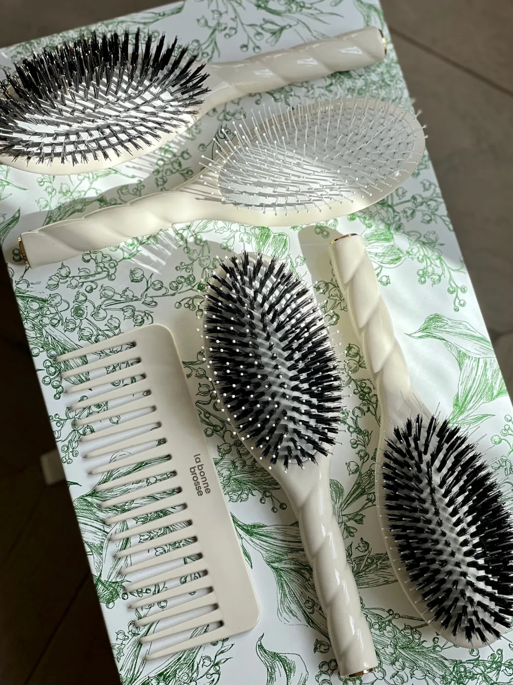 n_the_massaging_detangling_hair_brush_the_miracle_creamy_white_3.webp La Bonne Brosse Our Hair Brushes*N.04 The Massaging Detangling Hair Brush THE MIRACLE Creamy White