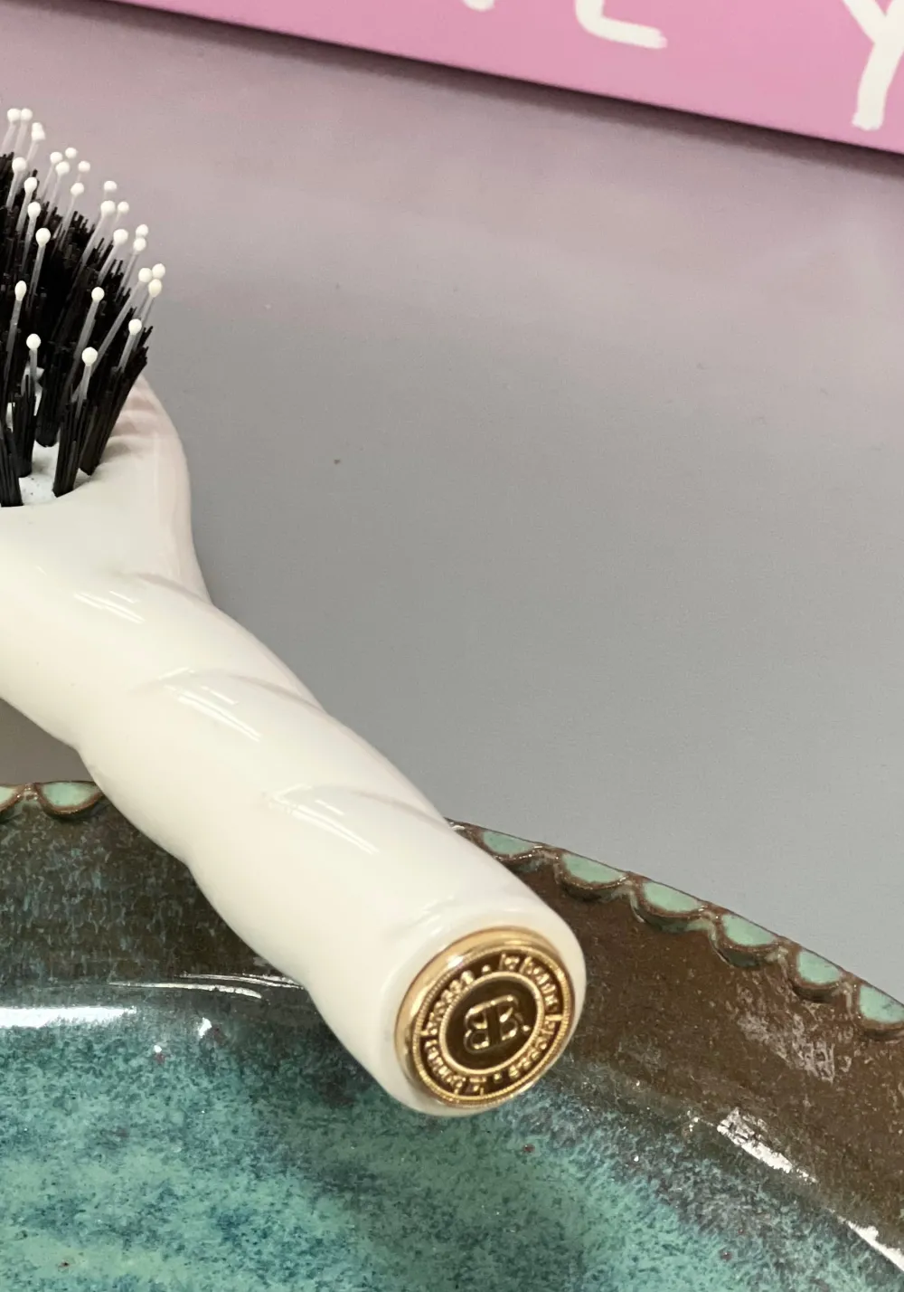 n_the_small_gentle_scalp_care_hair_brush_the_essential_softness_creamy_white_2.webp La Bonne Brosse Our Hair Brushes | Our Small Brushes*N.03 The Small Gentle Scalp Care Hair Brush THE ESSENTIAL SOFTNESS Creamy White