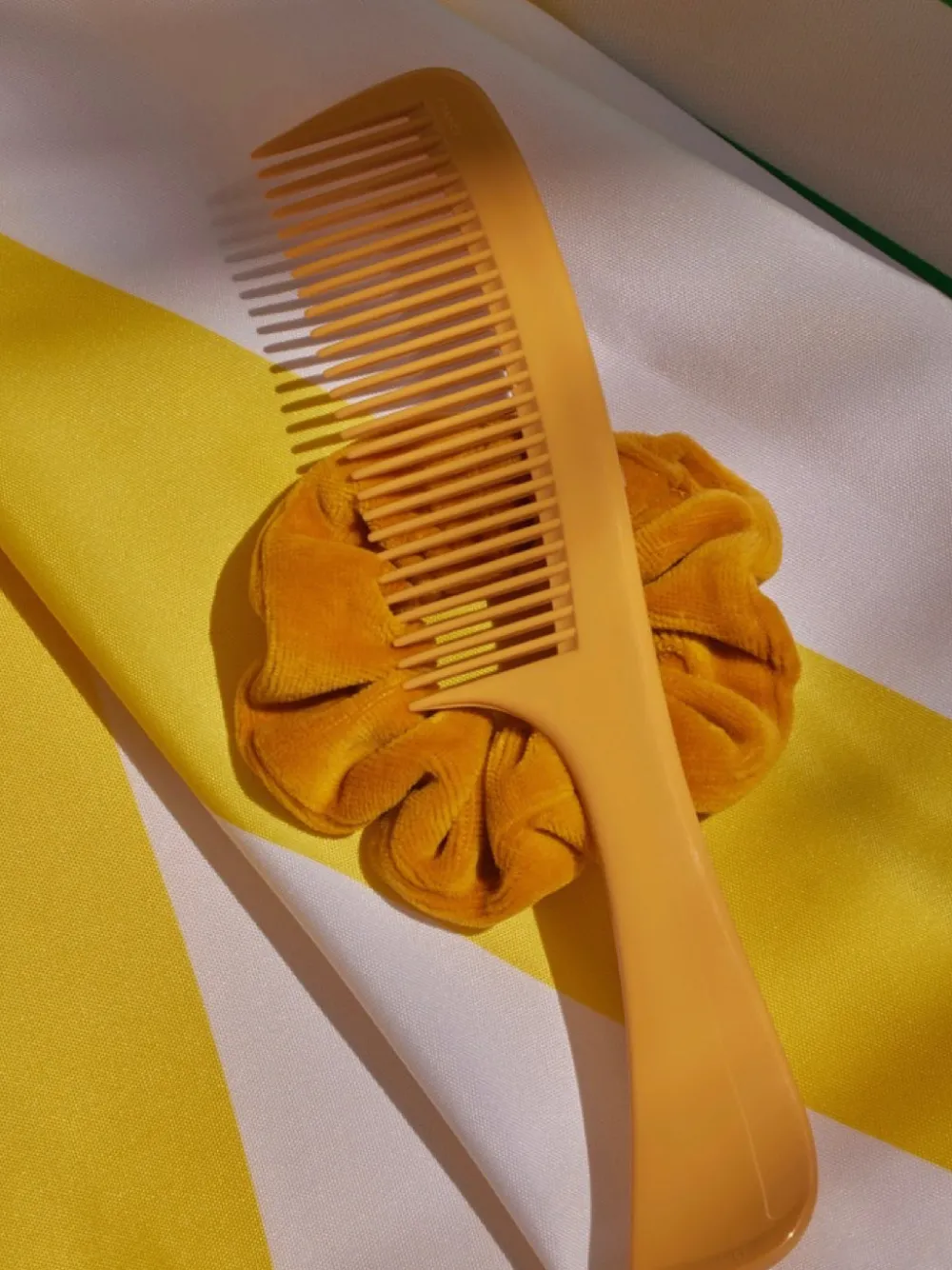 La Bonne Brosse Our Detangling Combs*The Handle Comb in Acetate Saffron Yellow